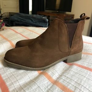 STEVE MADDEN NEVER WORN Robberr Chelsea Boot
